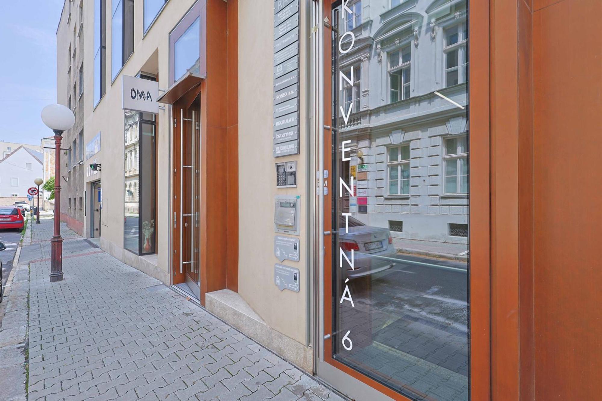 Апартаменты Downtown Luxe Retreat- Konventna Братислава Экстерьер фото